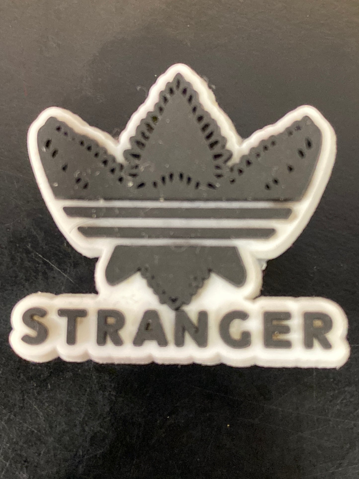 LOGO STRANGER BLACK