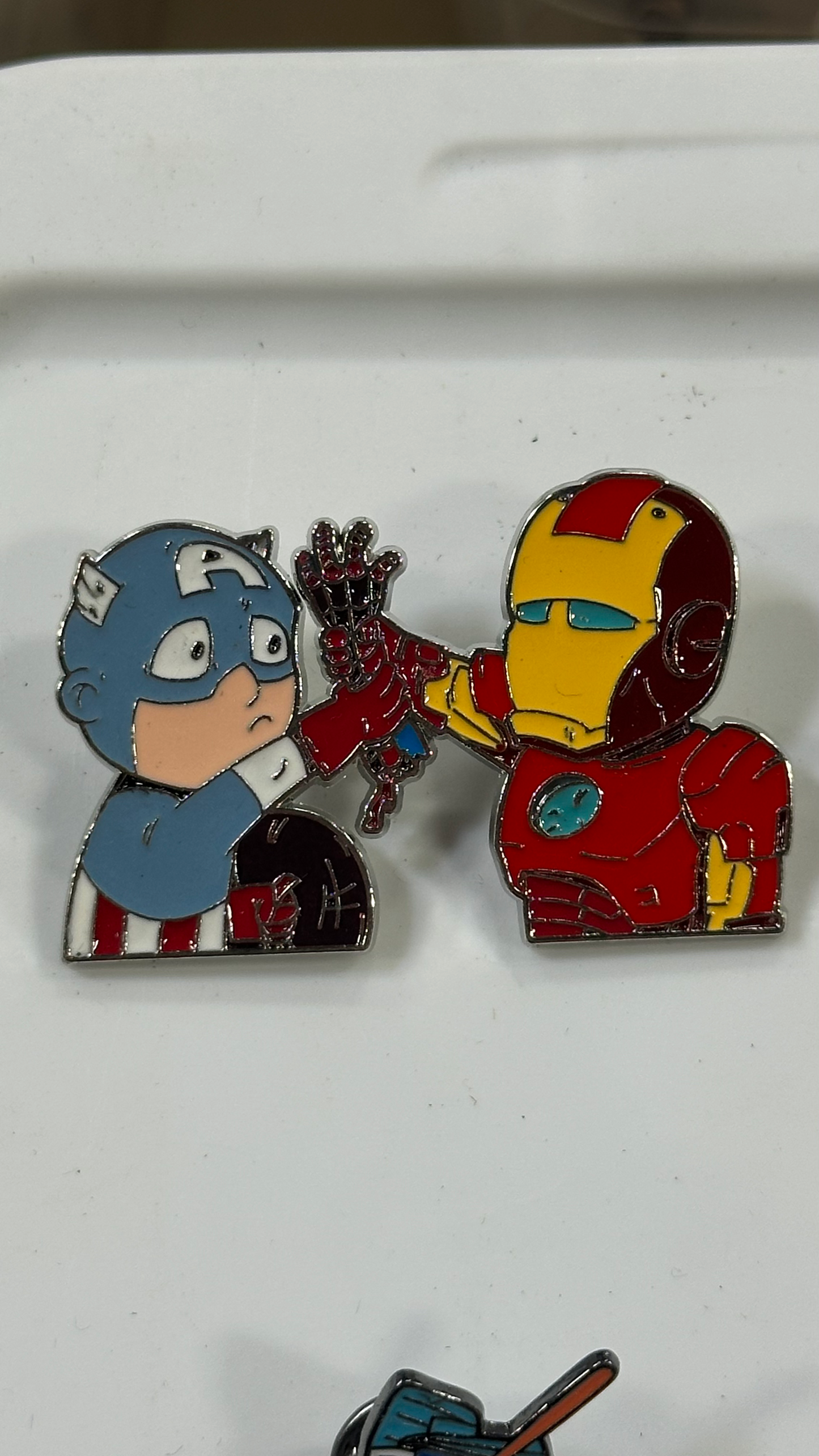 Metal Pin - Iron Man and Captain America High five