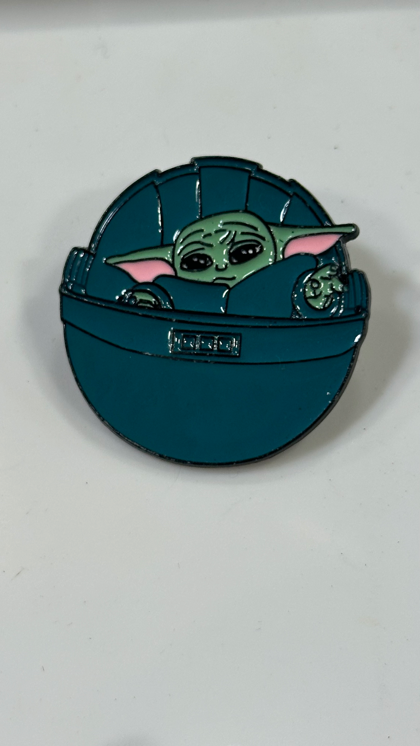 Metal Pin - Baby Yoda İn a Blue Round box