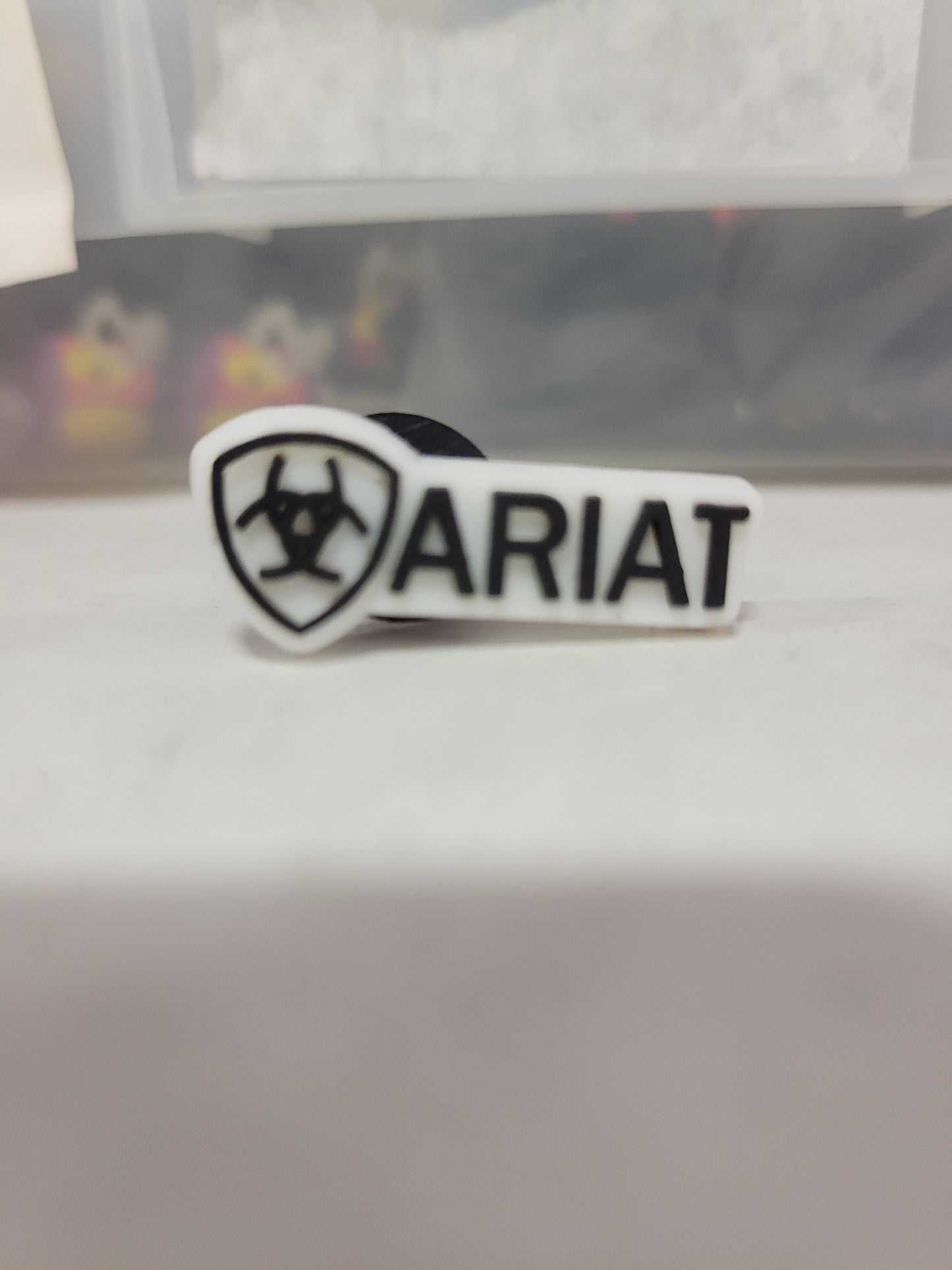 Universal_Pin Logo Ariat Black-White