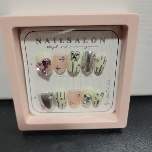 NOTW-NAIL-UJ130286