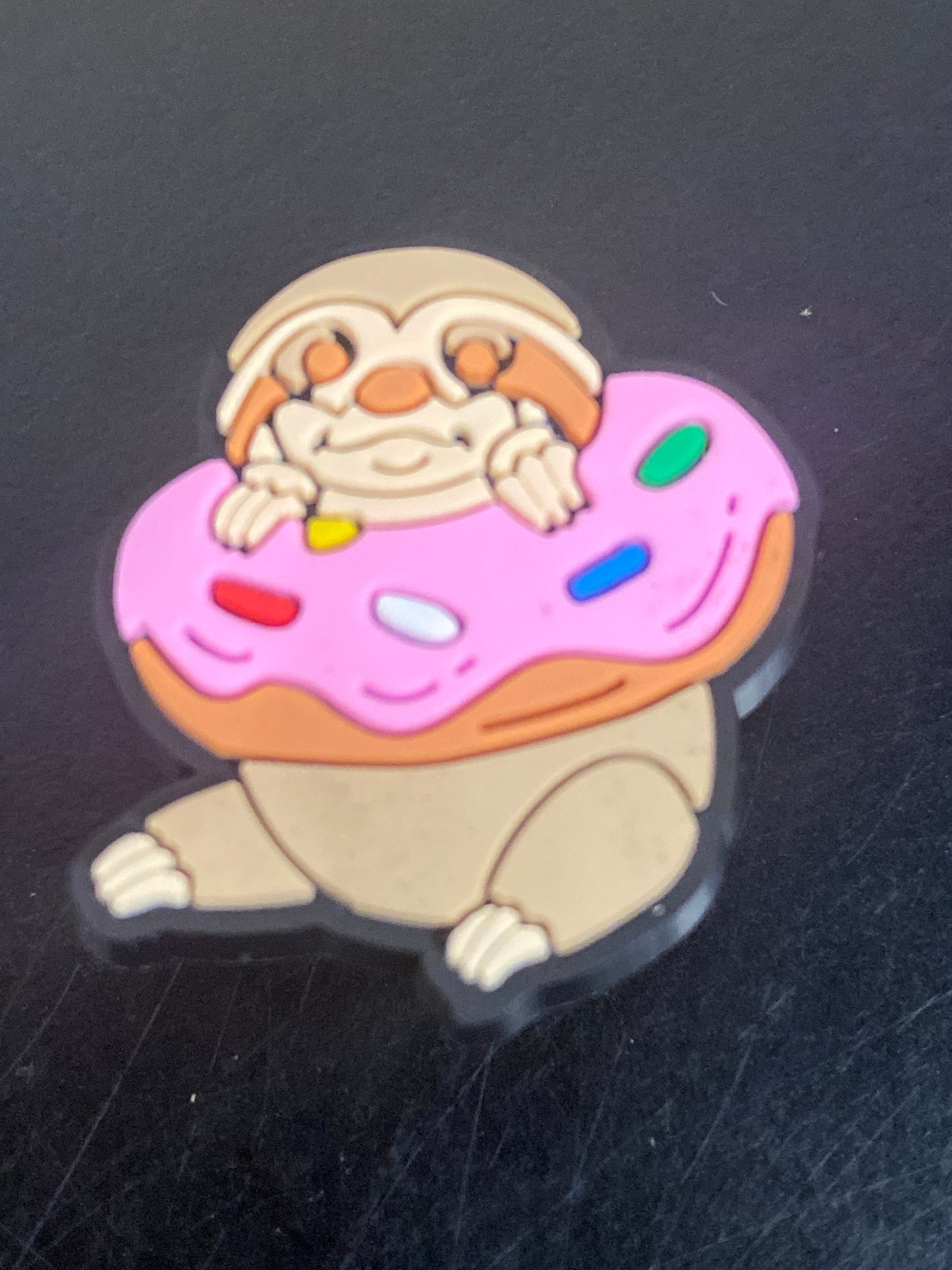 SLOTH WHIT DONUT 01