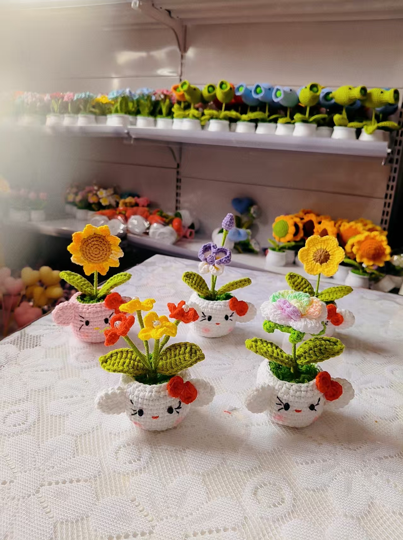 Flower Pot White with Red Hearth